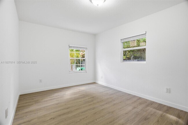 Building Photo - 465 NE 165th St