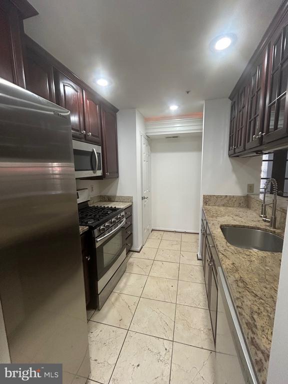 Building Photo - 9811 Lake Point Ct