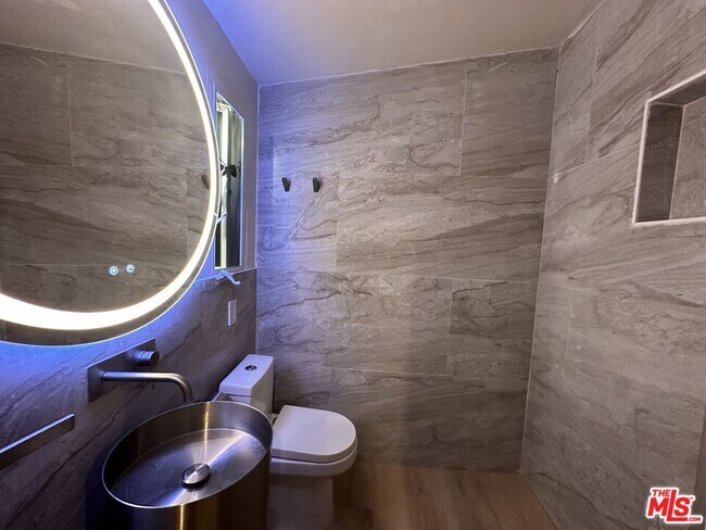 Building Photo - 641 N Vista St