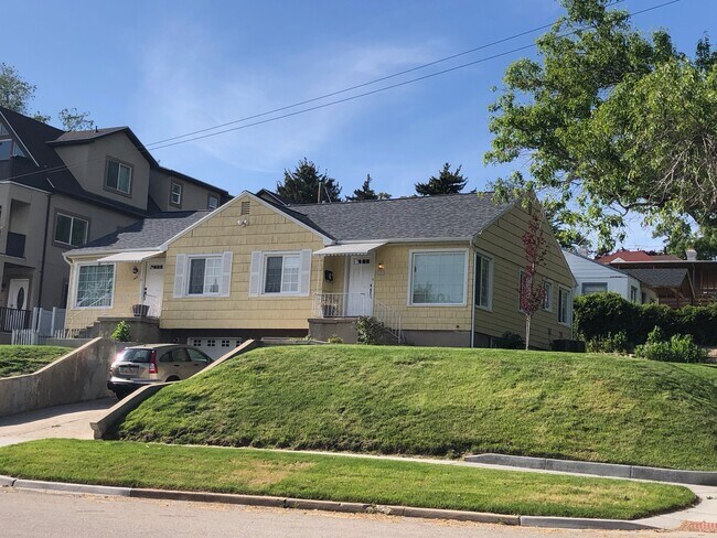 Building Photo - 689 E 8th Ave