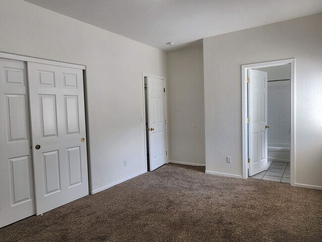 Building Photo - Cute 3 bedroom, 2.5 bath two story home with 1448 sq ft of living space