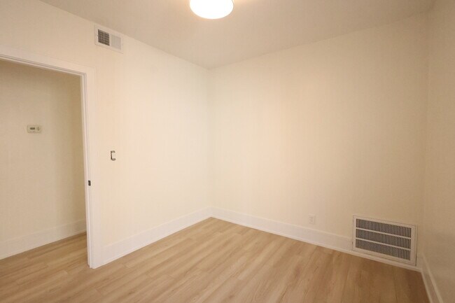 Building Photo - 4436 N Bernard St