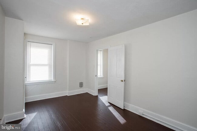 Building Photo - 5 Bedroms 1&1/2 Bathroom