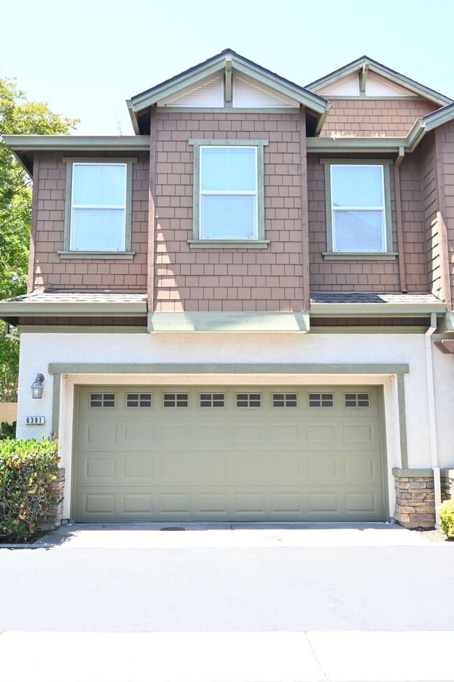 Building Photo - 6391 Sussex Ct