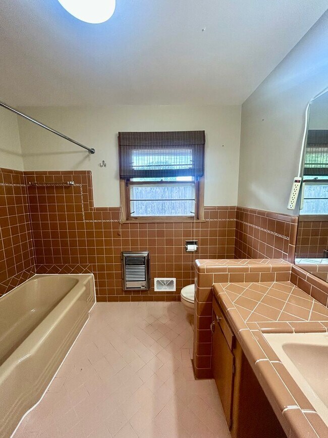 Building Photo - Great ranch style home located on a large ...