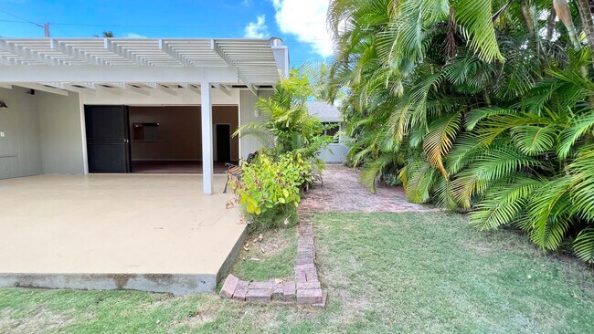 Building Photo - RARELY AVAILABLE 3 BEDROOM NEAR BEACH
