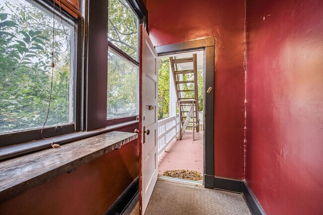 Building Photo - 3127 W Franklin St