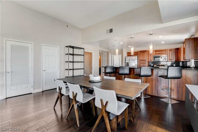 Building Photo - 150 S Las Vegas Blvd