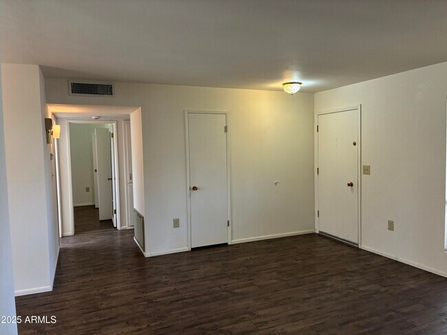 Building Photo - 10120 W Kingswood Cir