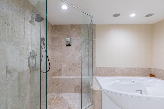 Building Photo - 20201 E Country Club Dr