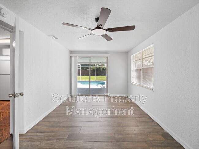 Building Photo - 2033 Robinhood Dr