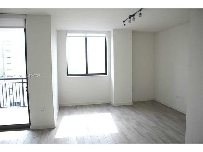 Building Photo - 999 SW 1st Ave