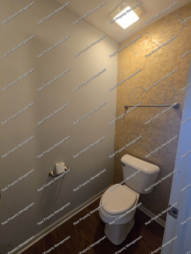 Building Photo - 3 Bedroom Townhome