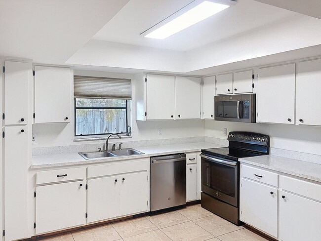 Building Photo - 10597 101st Ave