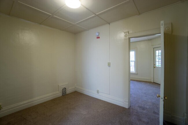 Building Photo - 713 S Beech St