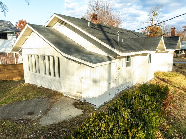 Building Photo - Freshly Updated 3 Bedroom House