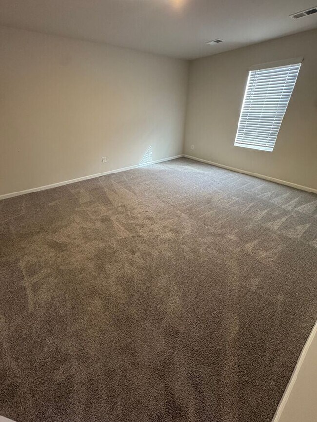 Building Photo - Beautiful 5 Bedroom Spacious Home