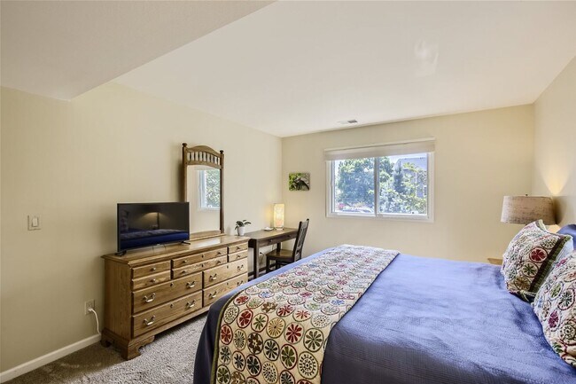 Building Photo - Updated 2 Bed 2 Bath Hunter Creek Condo W/Community Pool