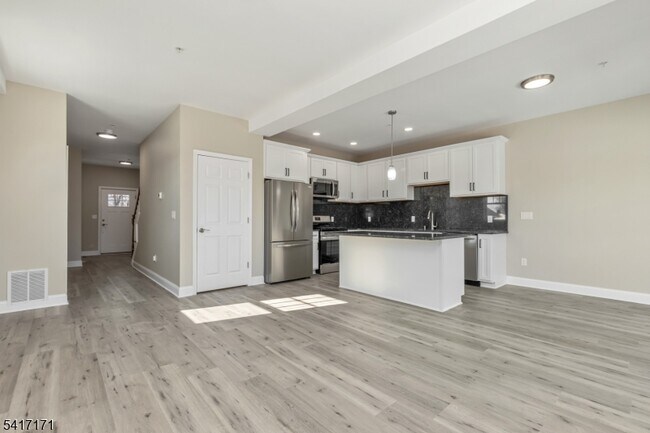 Building Photo - 154 N Auten Ave