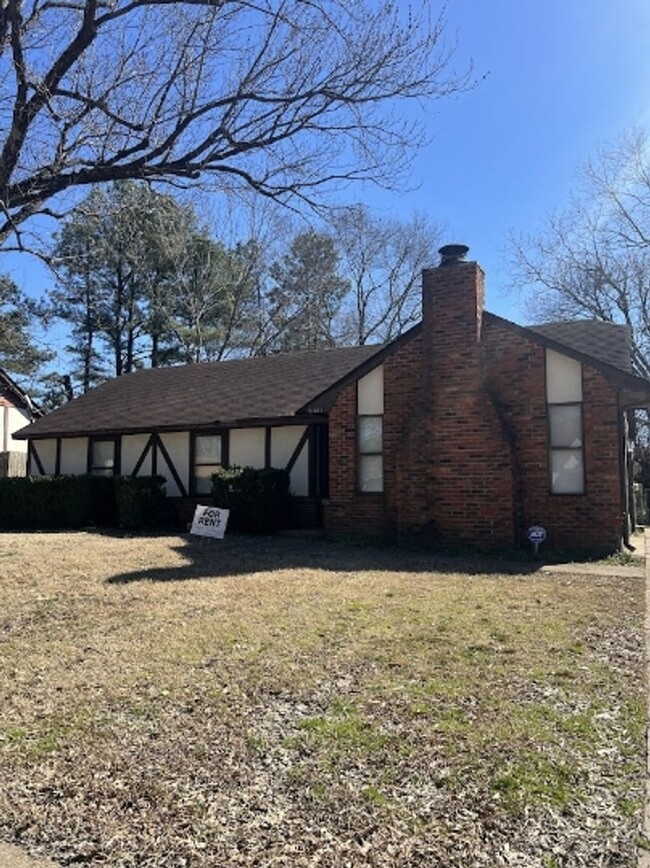 Primary Photo - Charming 3-Bedroom Home in Memphis - Fresh...