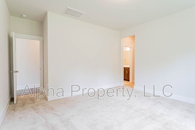 Building Photo - 211 Green River Way