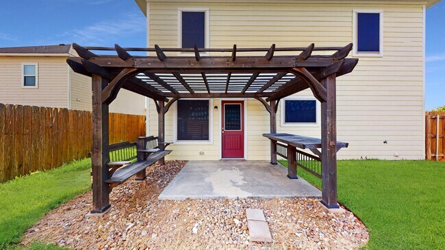 Building Photo - 2830 Horseback Dr