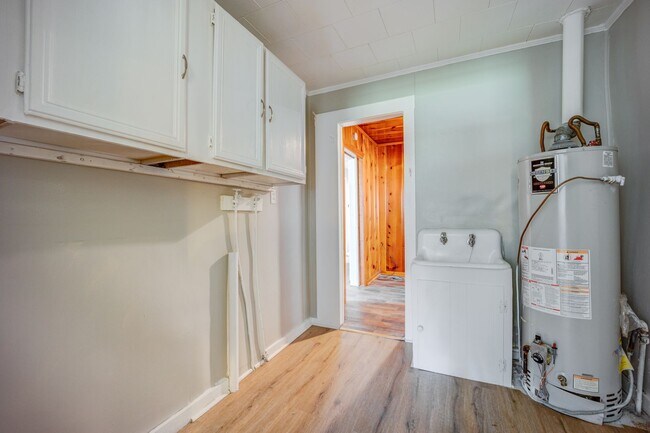 Building Photo - Freshly Updated 3 Bedroom Home