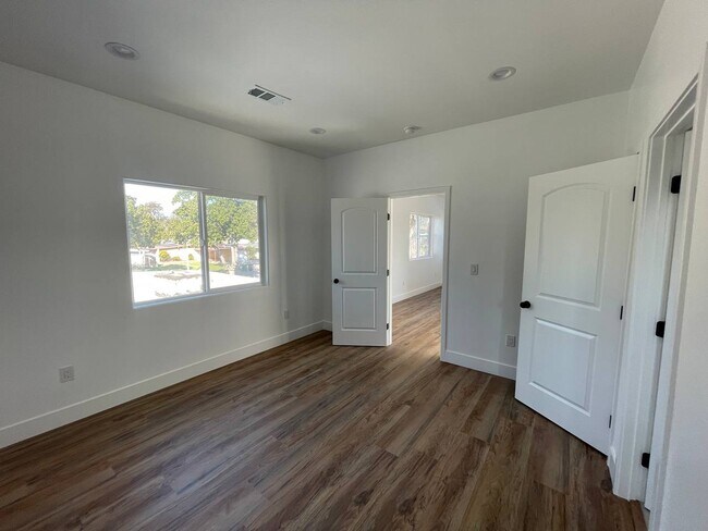 Building Photo - 540 W Elm Ave