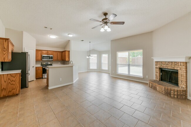 Building Photo - 605 Crestview Ct