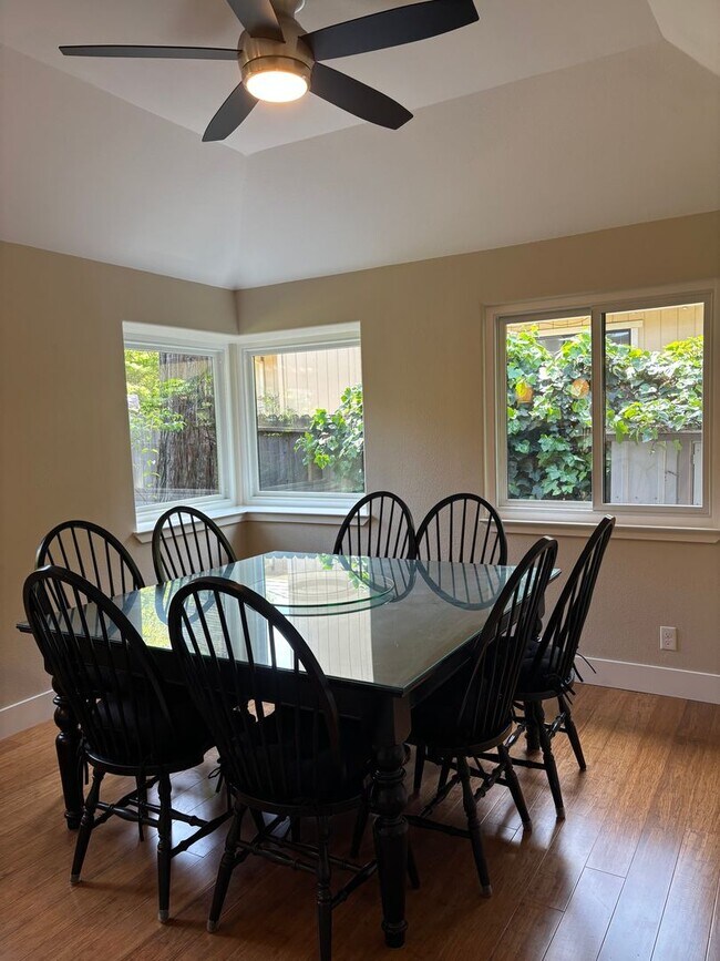Building Photo - Large 4 Bedroom 3 bath Home, Plus Bonus Ro...