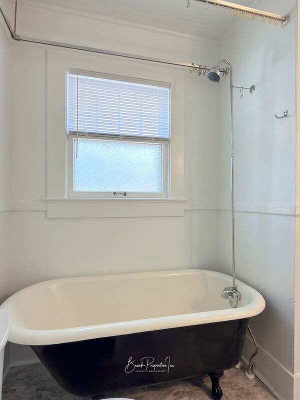 Building Photo - 1613 E Blount St