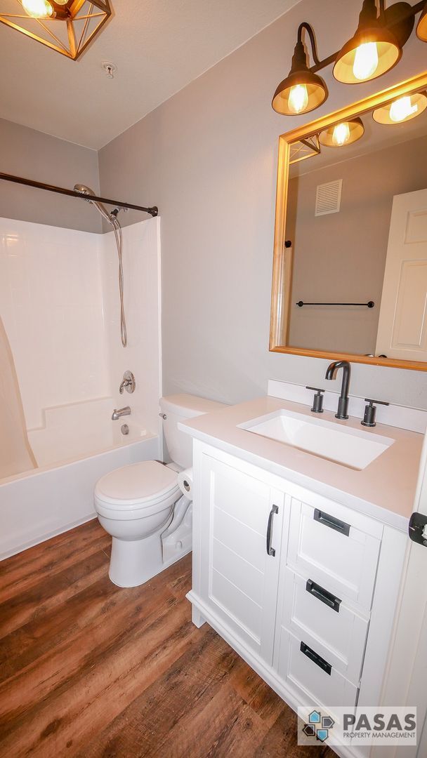 Building Photo - Modern Corner-Unit Condo with tandem 2-Car Garage in Central San Diego
