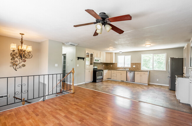 Building Photo - 1137 E Webster Dr