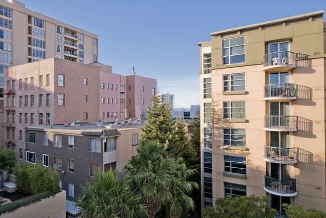 Building Photo - 680