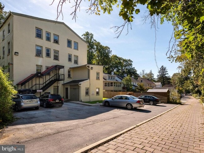 Building Photo - 605 W Miner St
