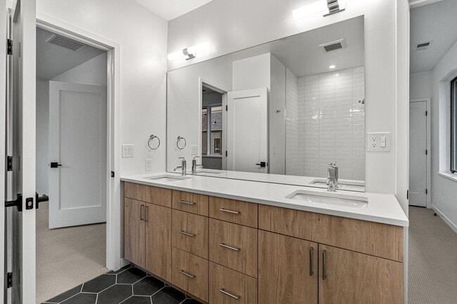 Building Photo - LUXURY LIVING 5 Bed 5 Bath New Home Located In Boulder- Available now!