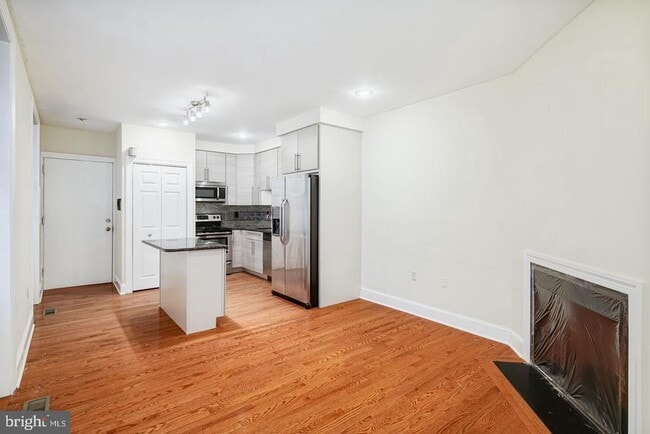 Primary Photo - 1529 Green St