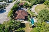 Building Photo - 444 Pine Cir