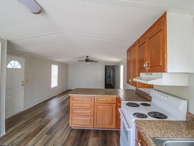 Building Photo - Move-In Ready & Lawn Care Included!