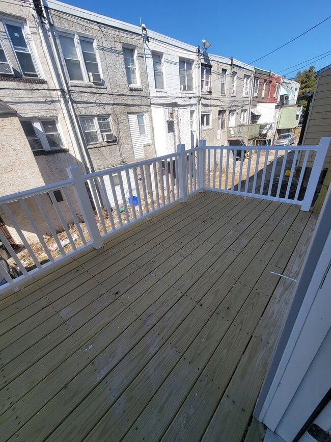 Building Photo - Fully beautiful rehab 4 bed 2.5 bath secti...