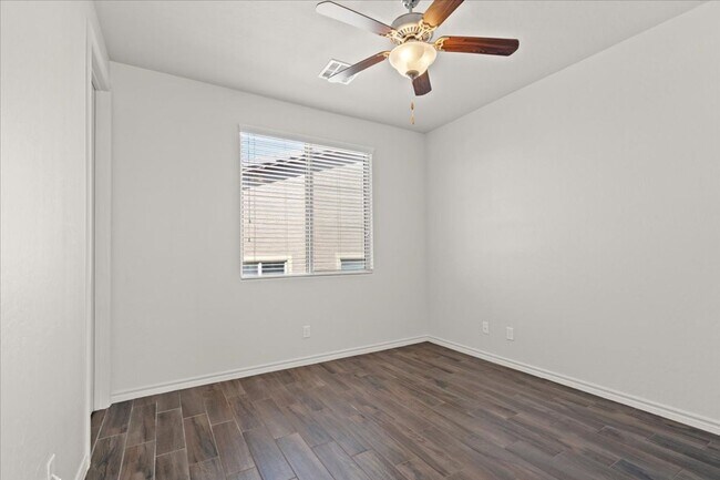 Building Photo - Fabulous Home with NexGen Sutie!