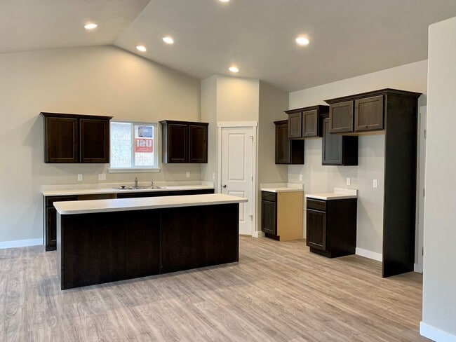 Building Photo - BEAUTIFUL LAKE POINT RAMBLER AVAILABLE July 8th!