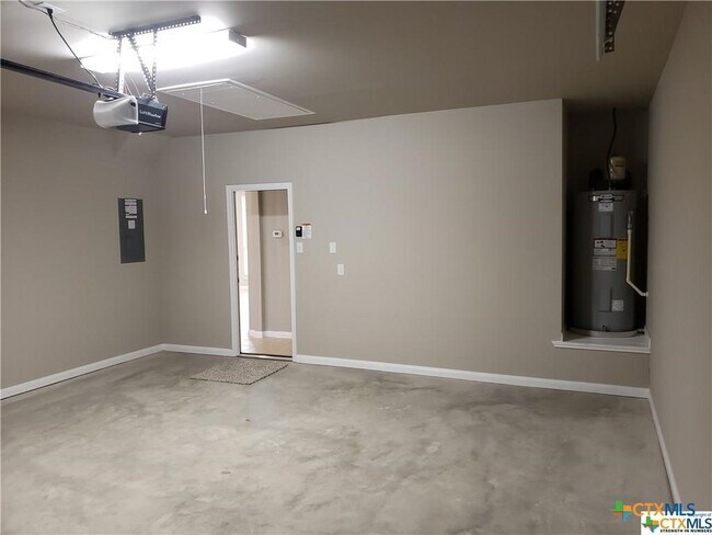 Building Photo - 6127 Fairburn