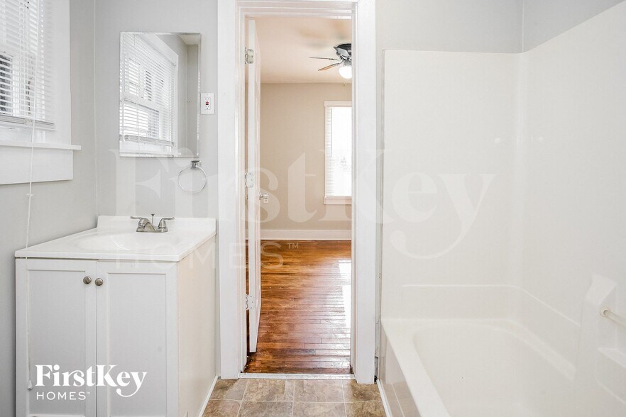 Building Photo - 1411 Lindley Ave