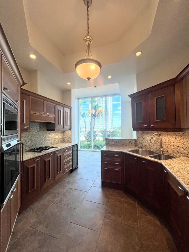 Building Photo - Turnberry Place - 2 Bedroom 2 Bath Condo