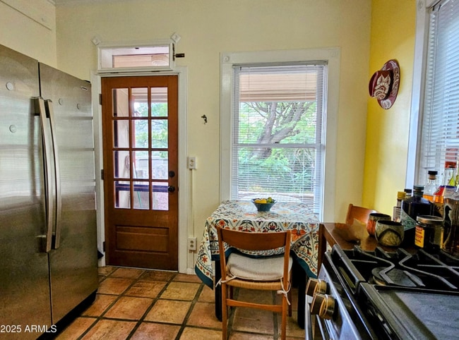 Building Photo - 25 Sowles Ave