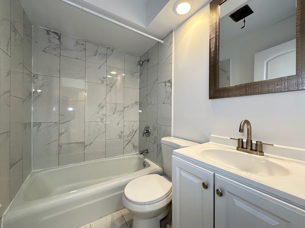 Building Photo - 6830 N Sheridan Rd