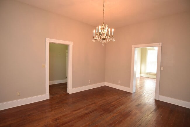 Building Photo - Historic Townhome !!