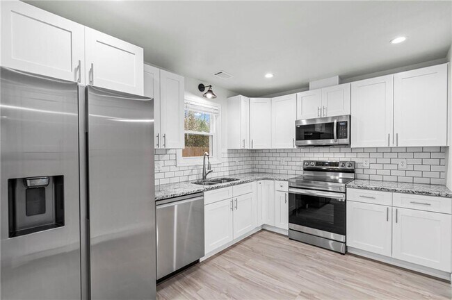 Building Photo - 1342 N Hampton Rd