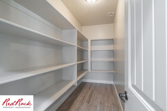 Building Photo - 4 Bedroom Spacious St. George Home with Large Backyard